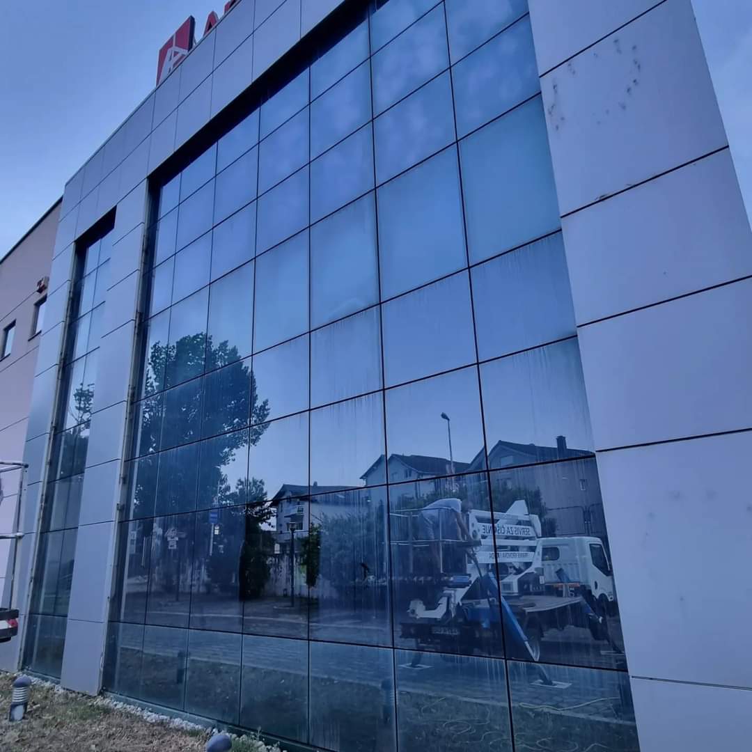 Prije ciscenja staklene fasade